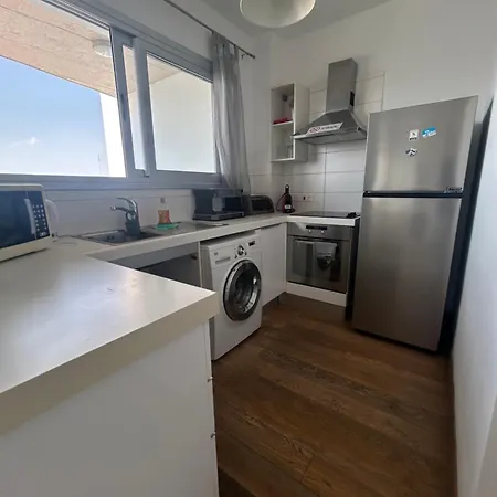 The Lighthouse 1 Bedroom 604 Апартаменти Ларнака